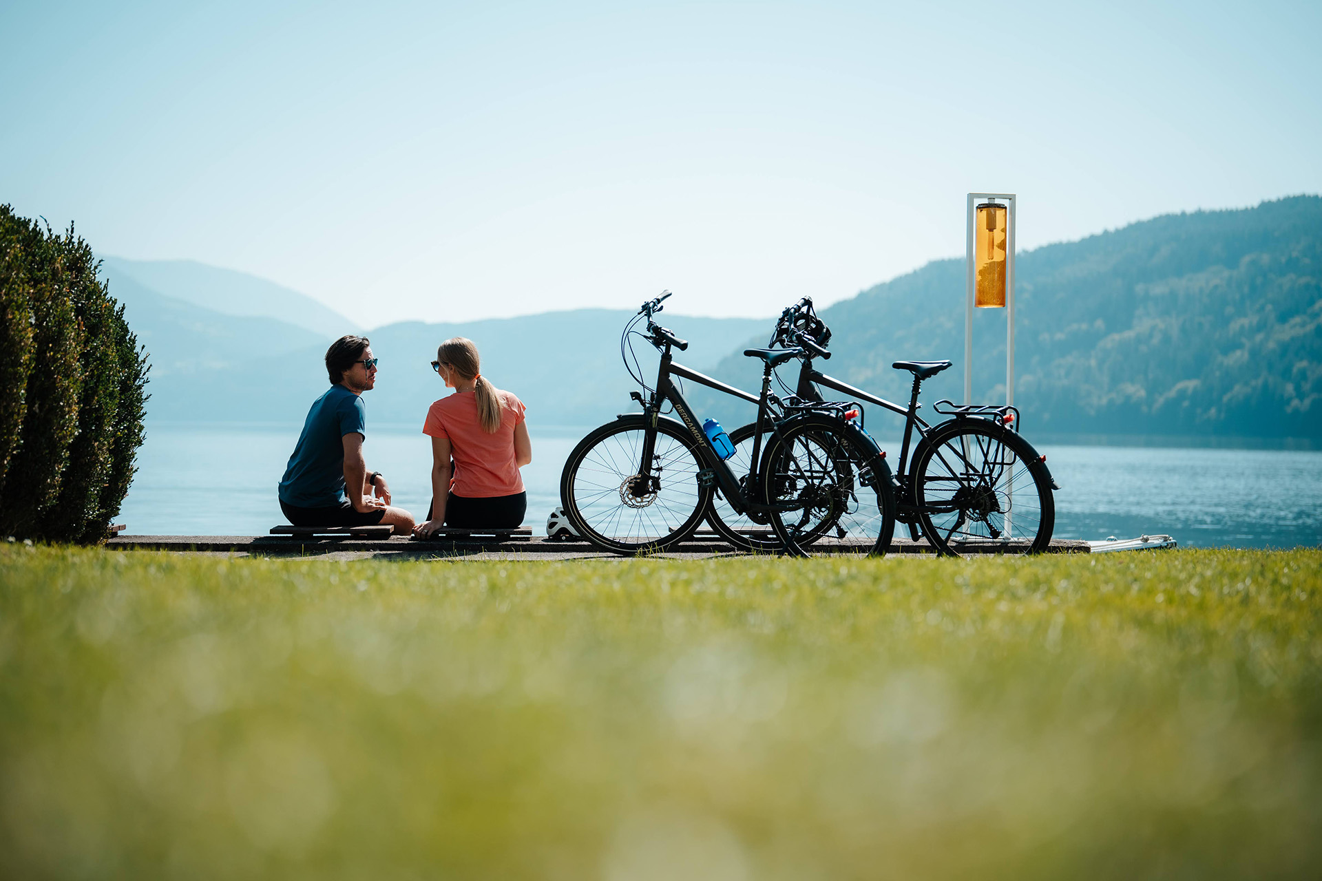 Paar mit Fahrrädern bei Pause am See