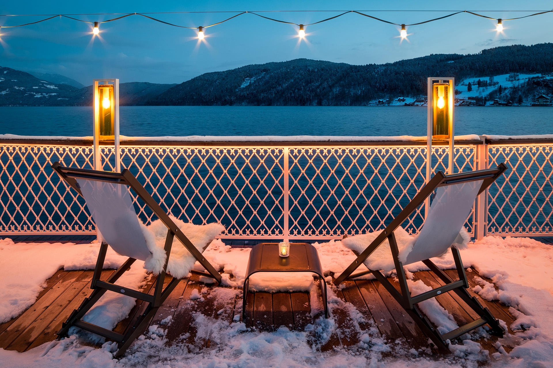 Zwei Liegestühle im Schnee