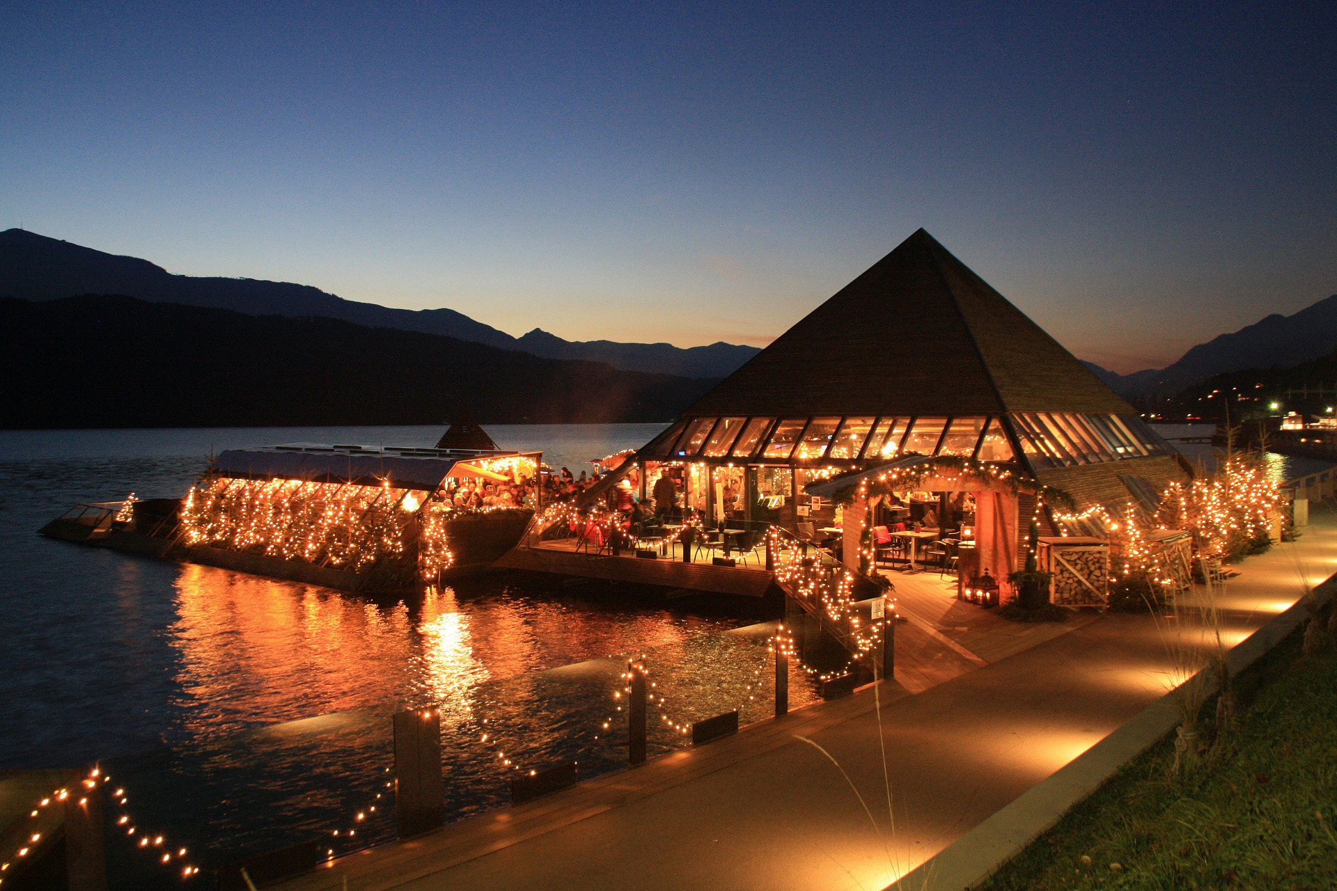 Weihnachtsterrasse mit Beleuchtung