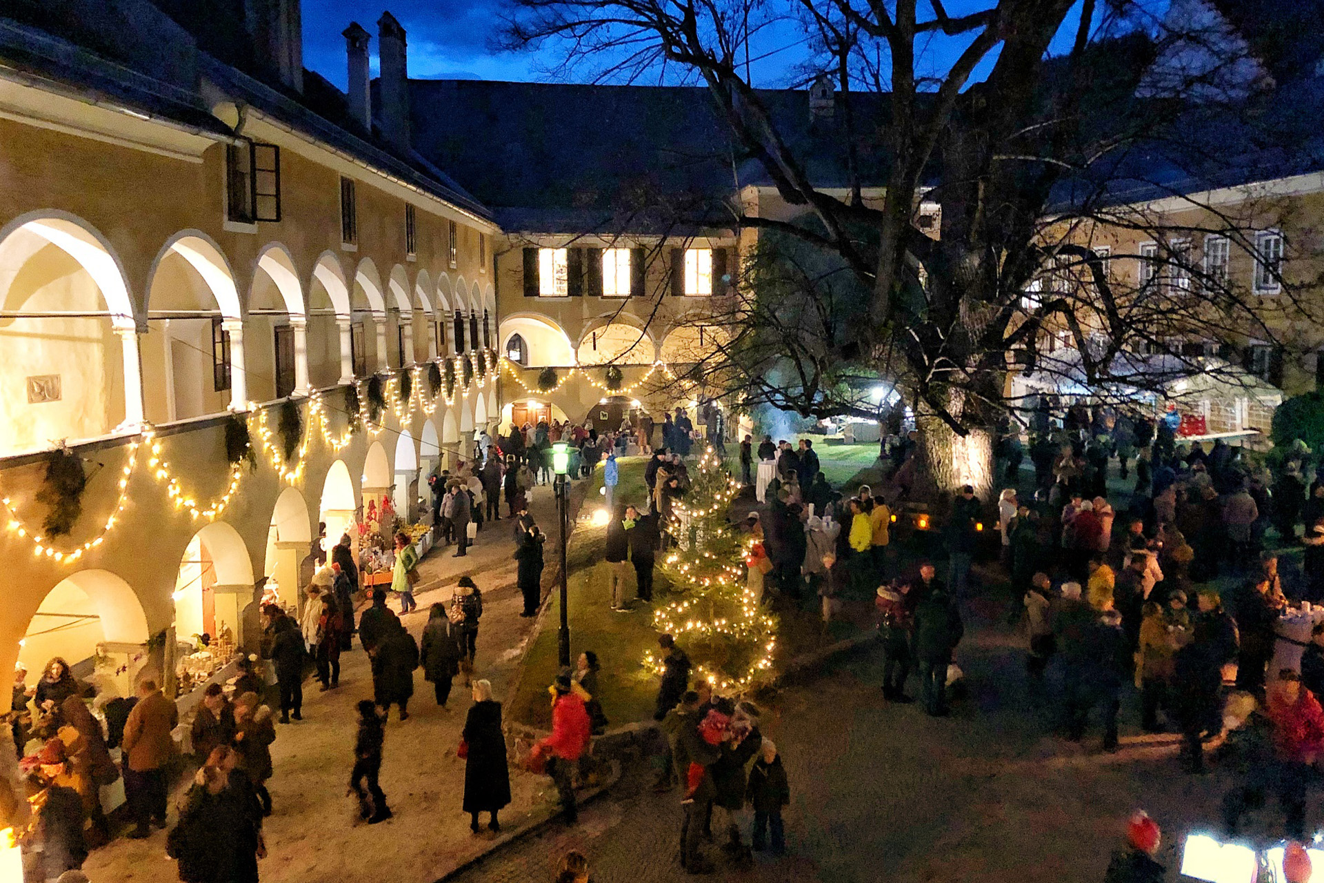 Menschen am Adventmarkt in Millstatt