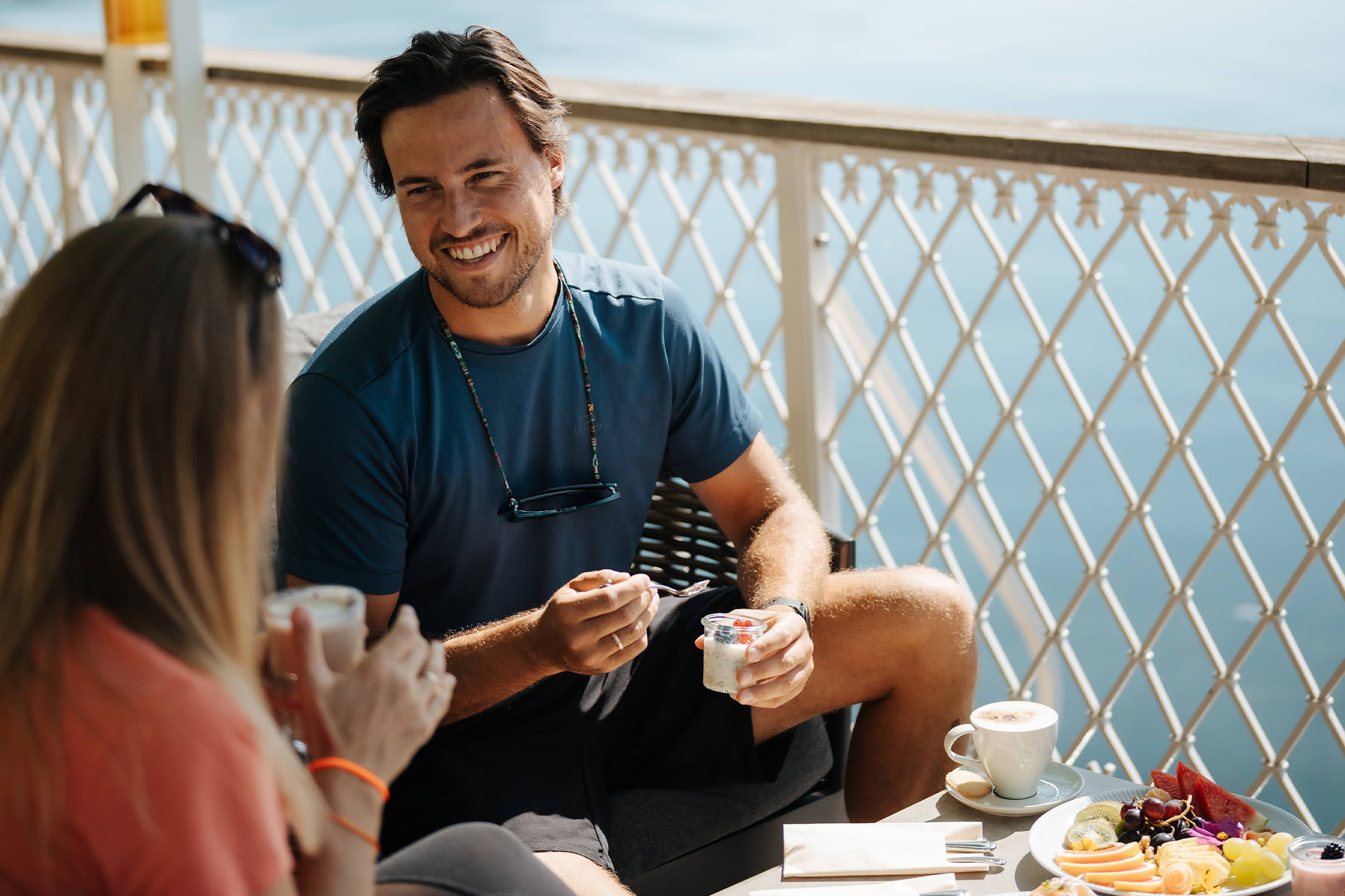 Frau und Mann beim Frühstück