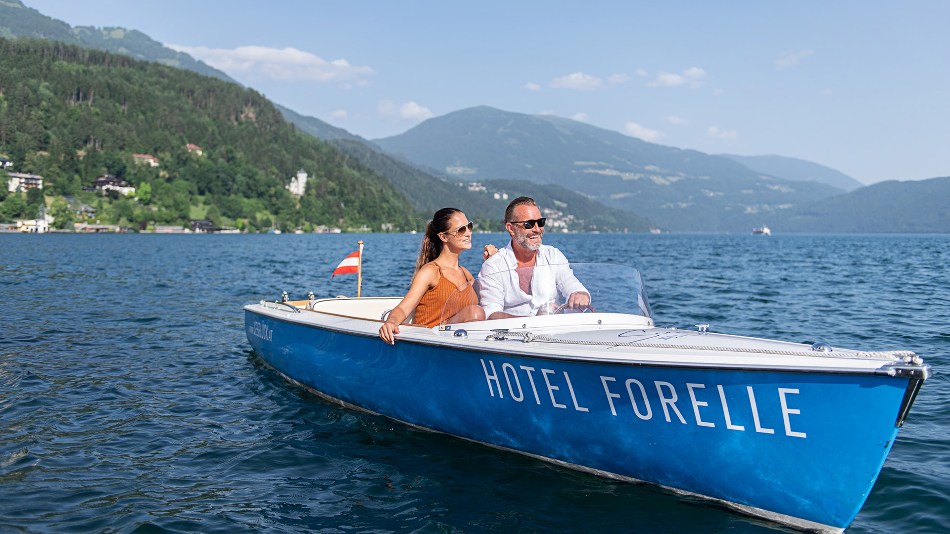 Paar im Boot am See