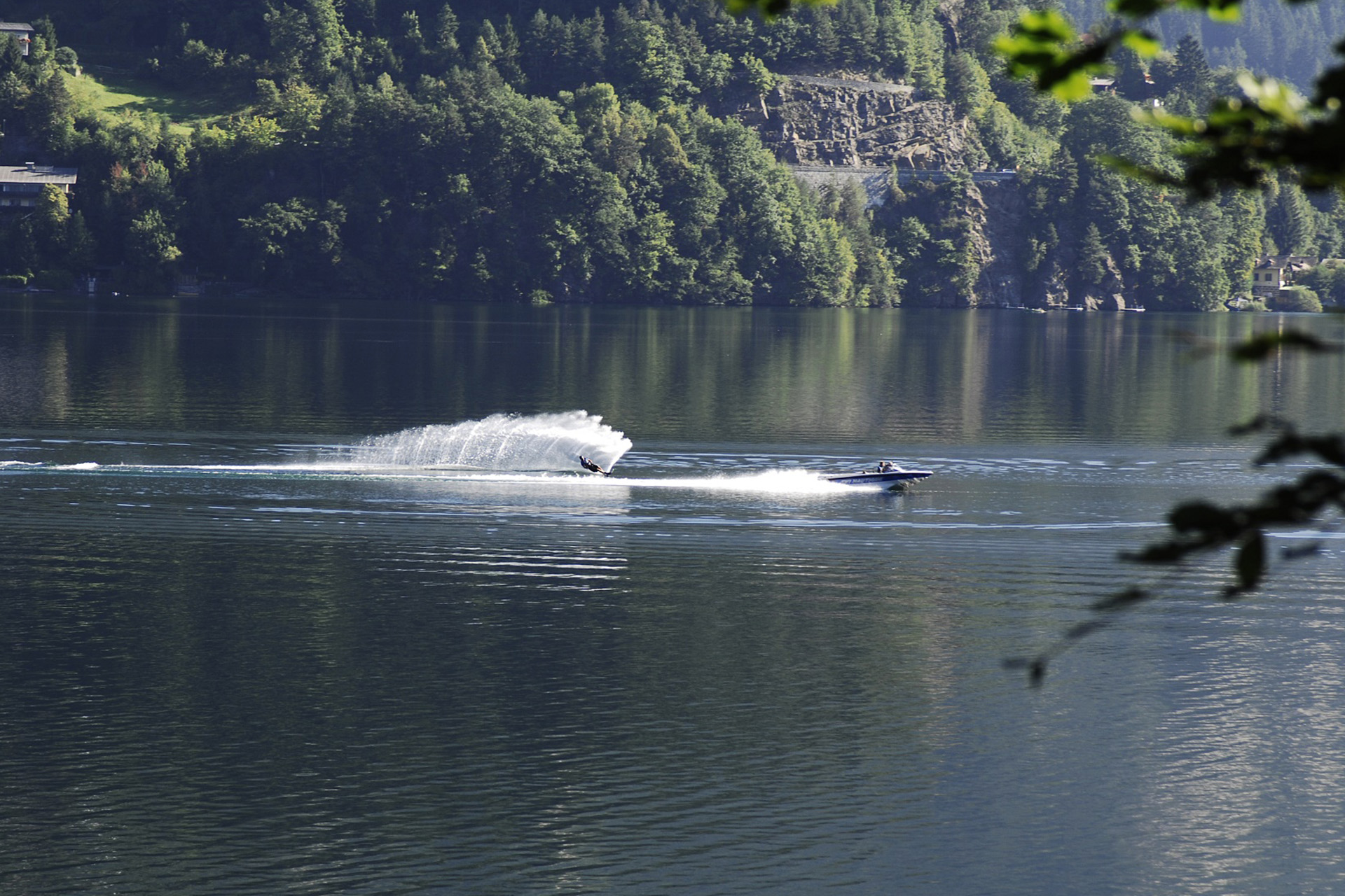 Wasserskifahrer mit Boot