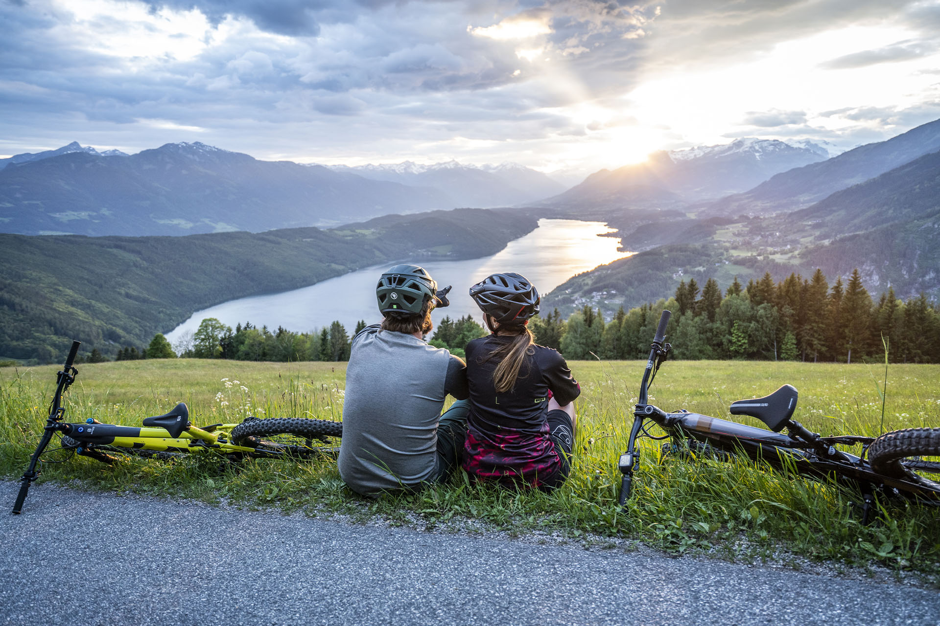 Radfahrer Paar blickt auf den See