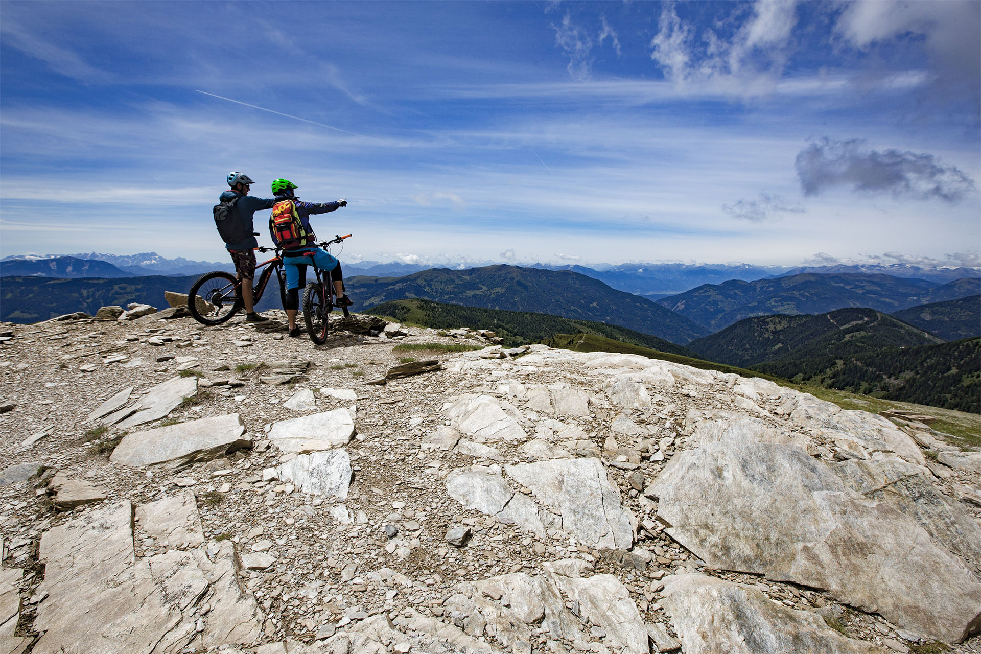 Zwei Radfahrer zeigen in die Ferne