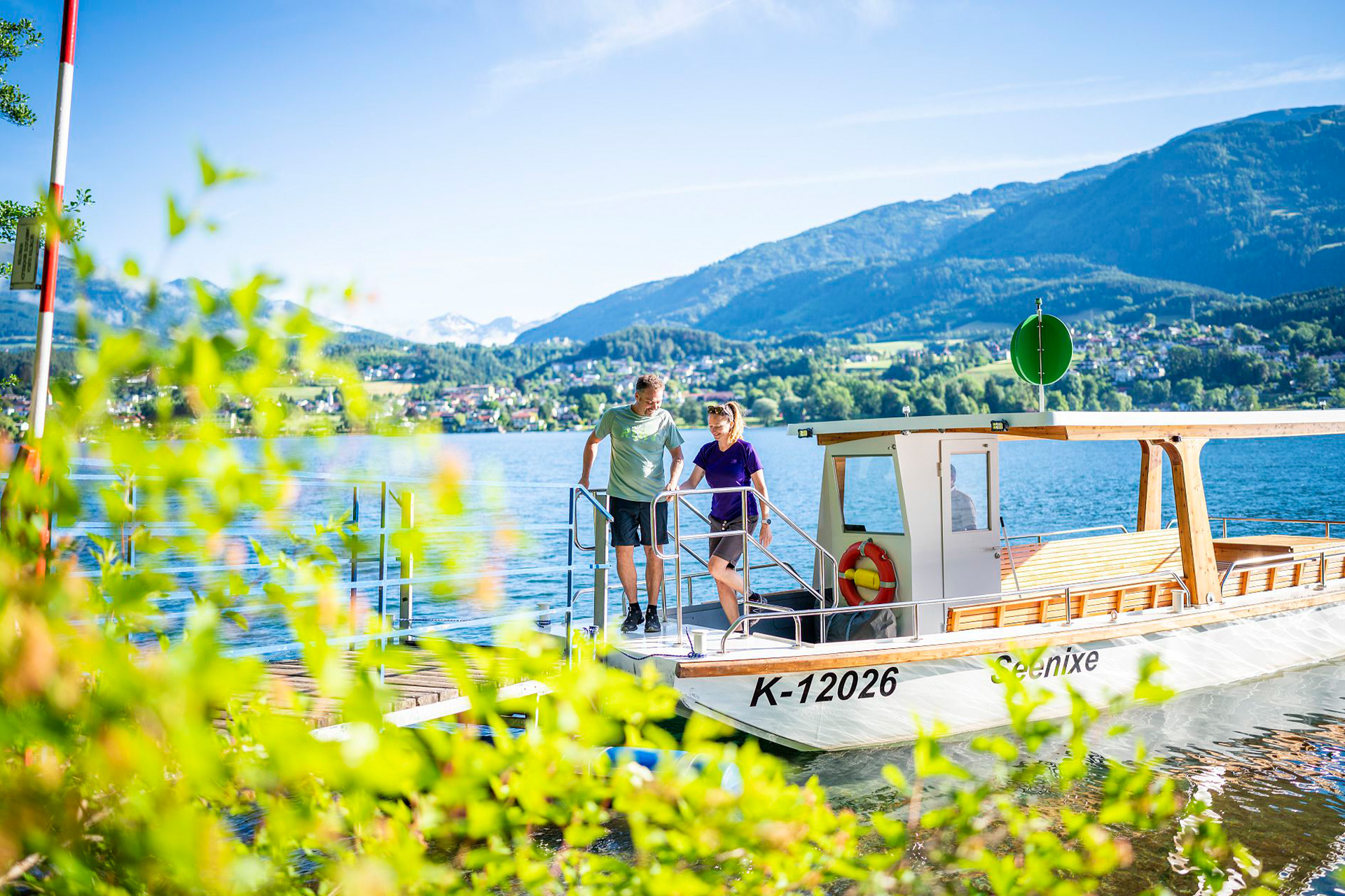 Zwei Passagiere verlassen das Boot