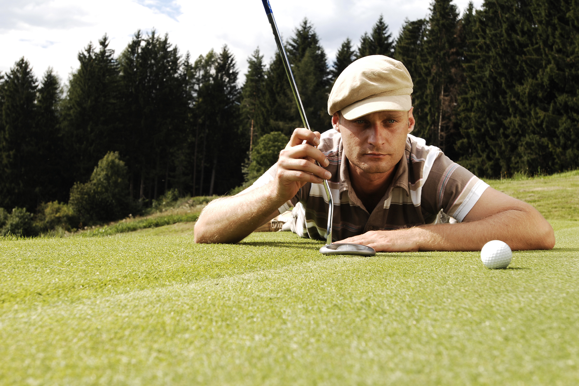 Golfspieler liegend auf dem Boden