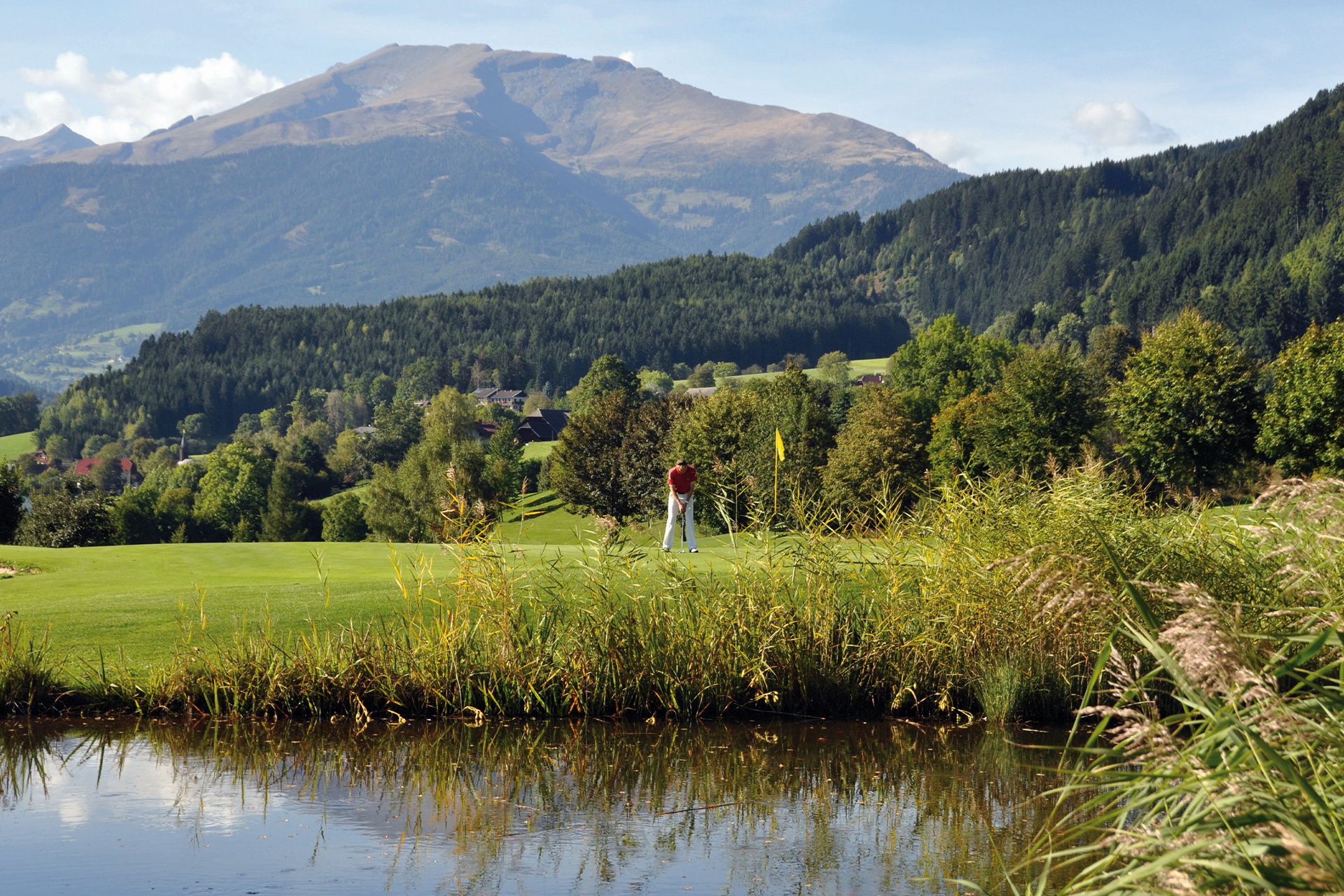 Mann beim Abschlag auf Golfplatz