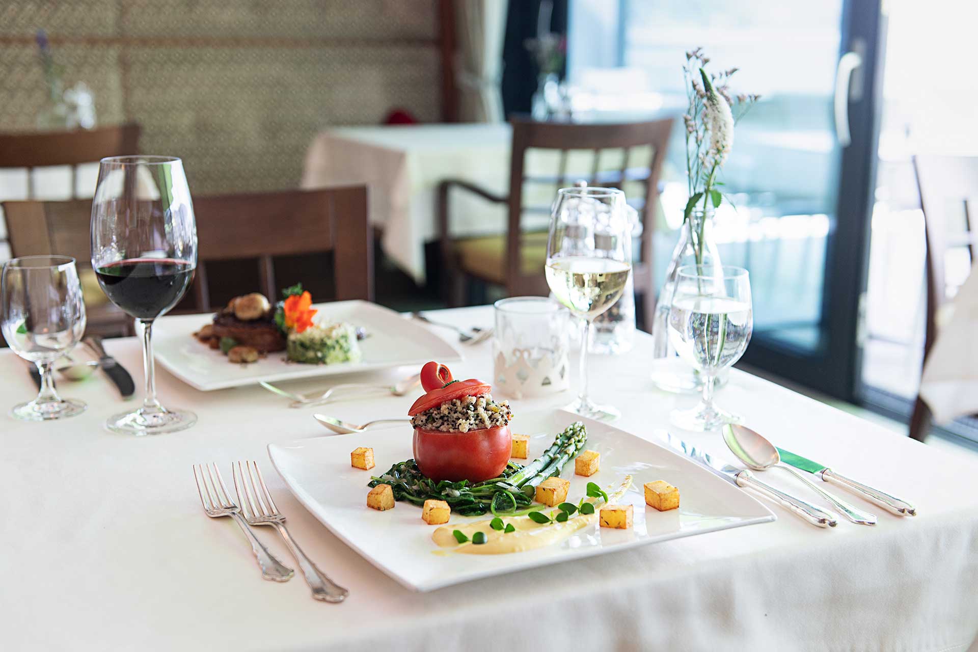 Gedeckter Tisch mit Essen