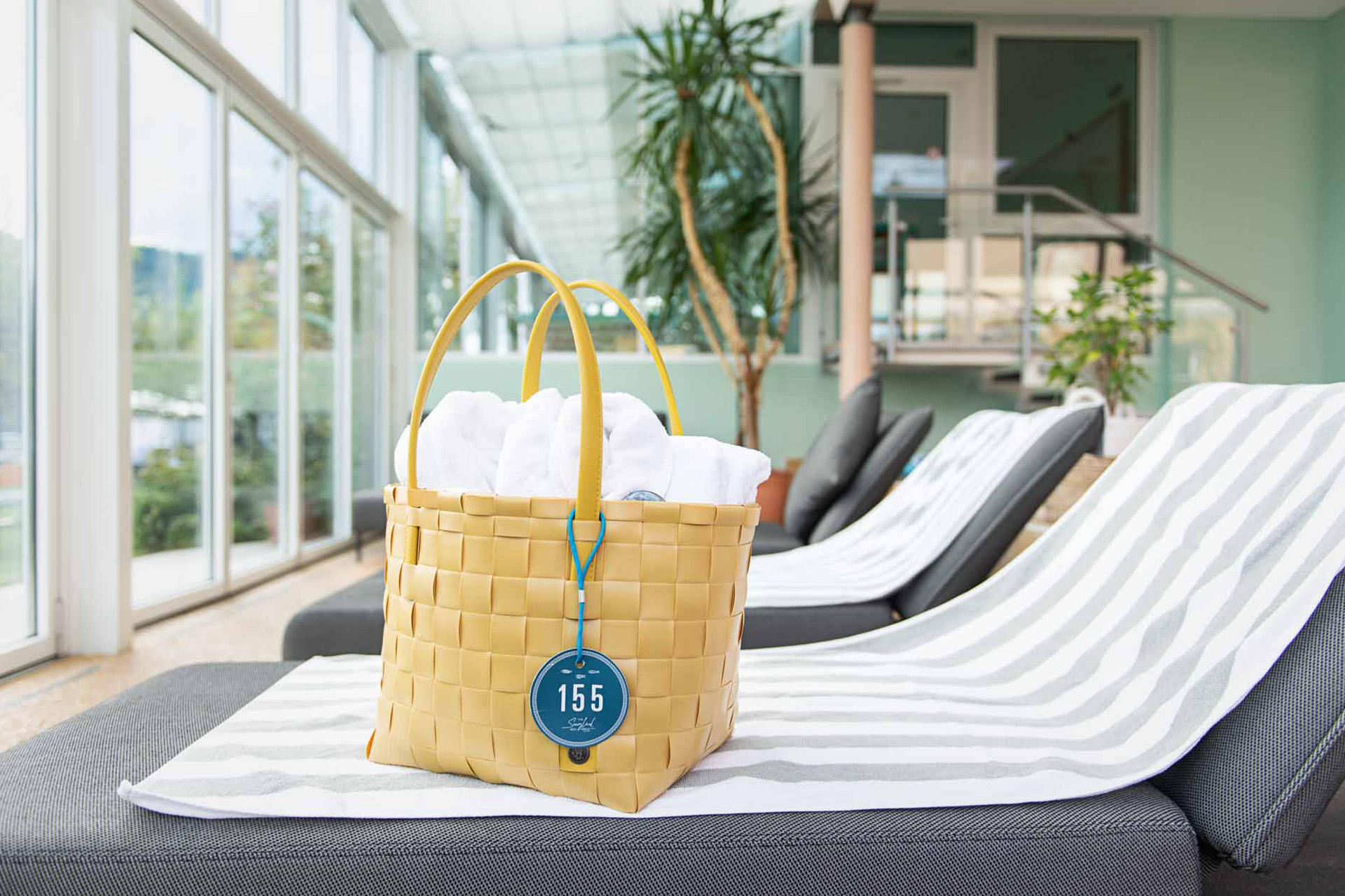 Gefüllte Badetasche auf Liege