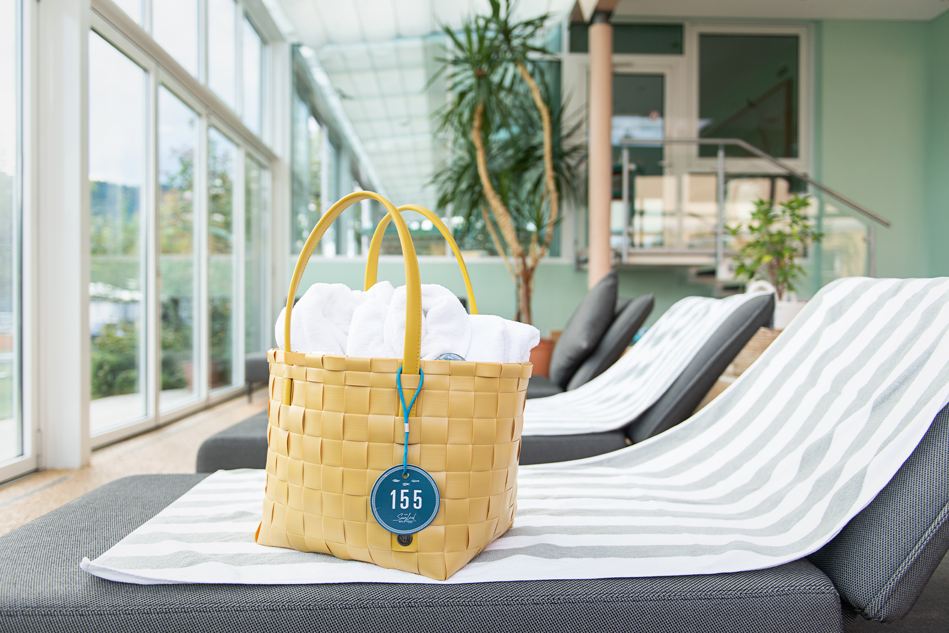 Gefüllte Badetasche auf Stoffliege