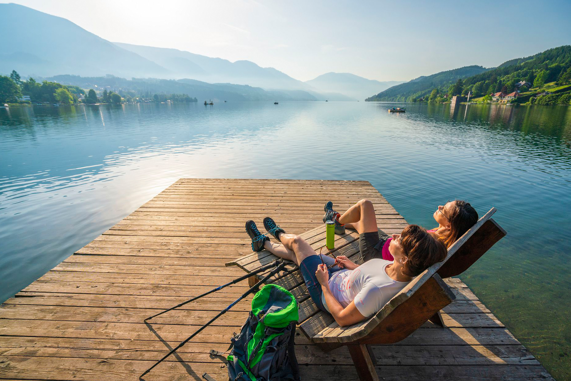 Zwei Frauen beim Sonnen am Steg