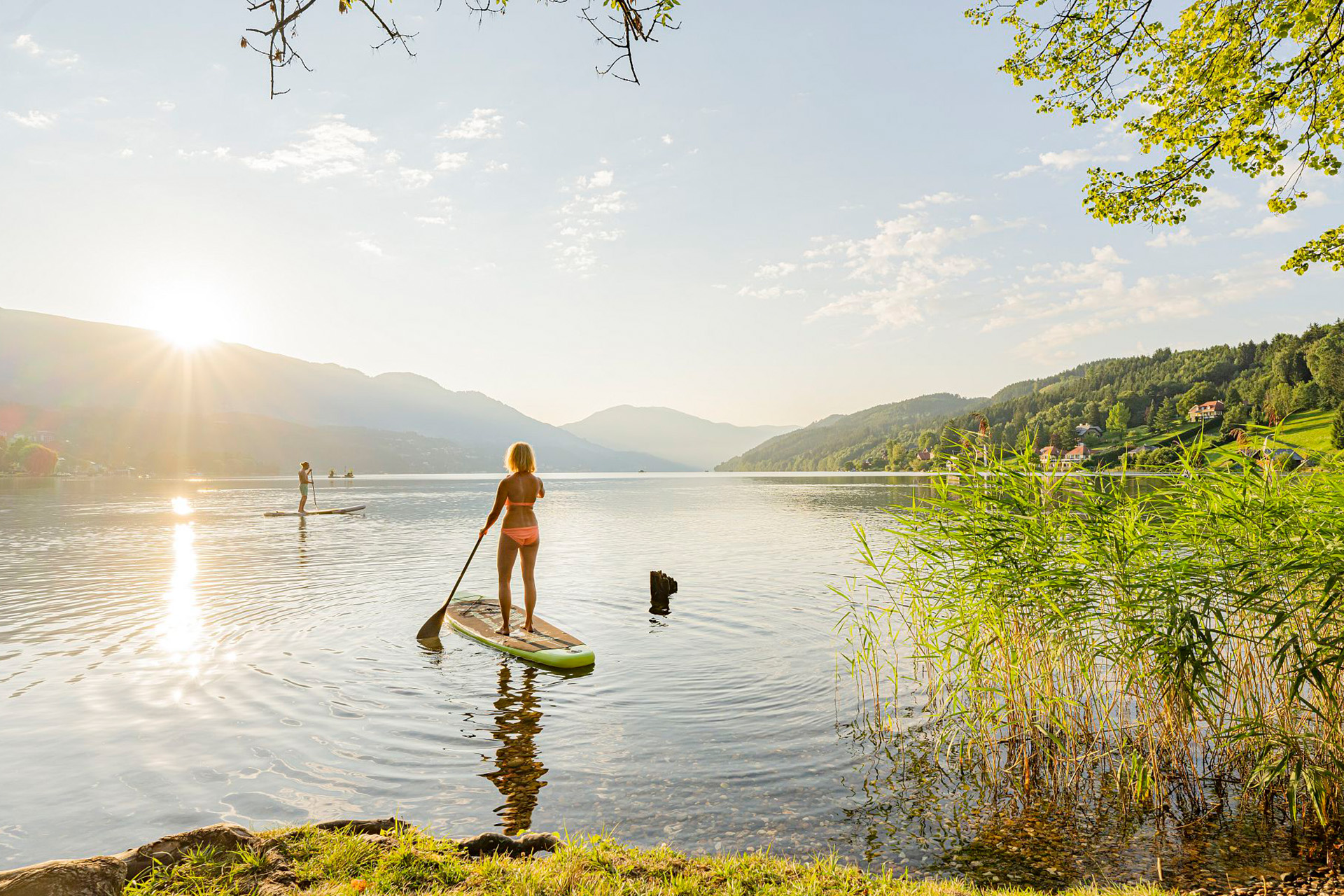 Frau auf Paddle Board am See
