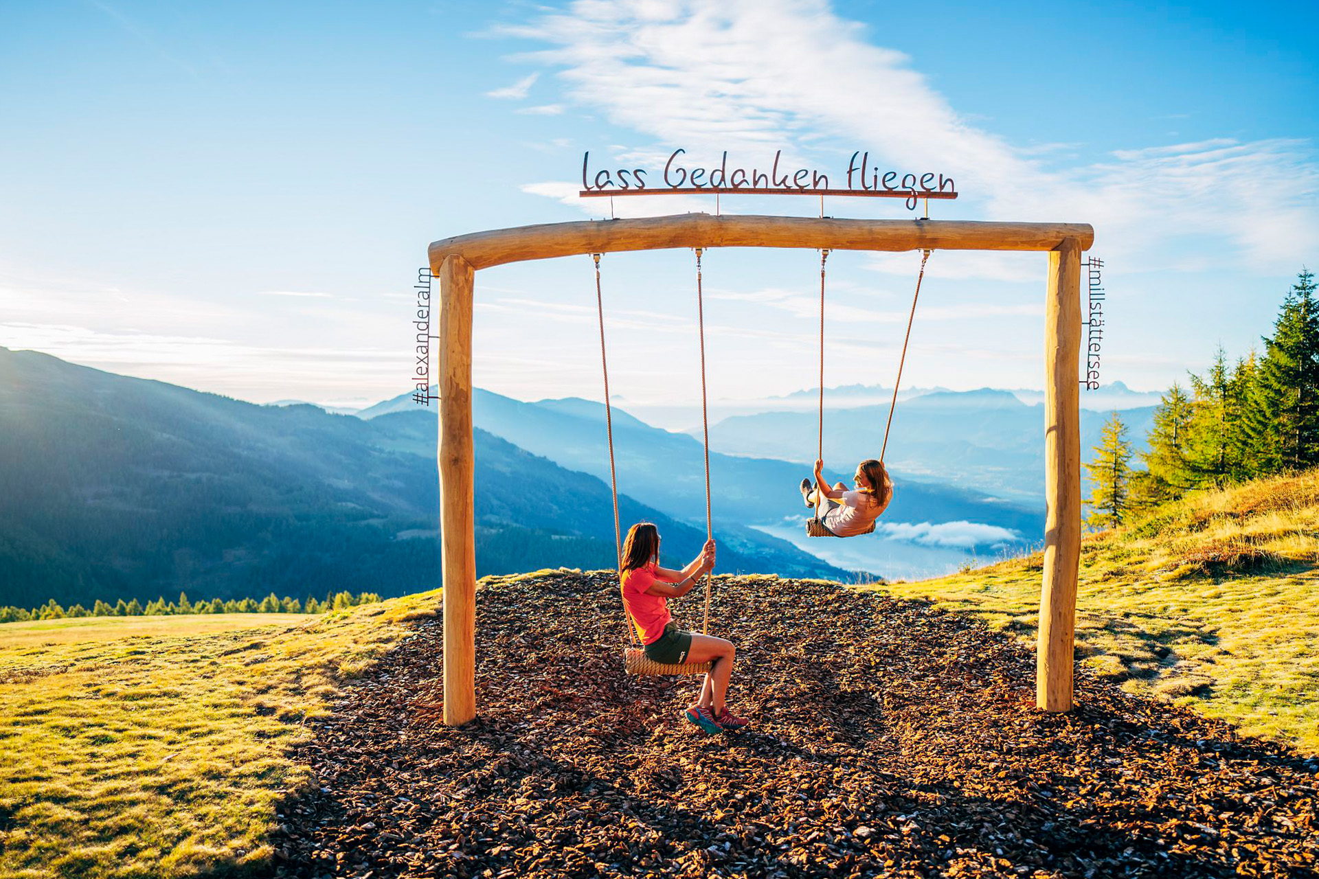 Zwei Frauen auf der Panoramaschaukel