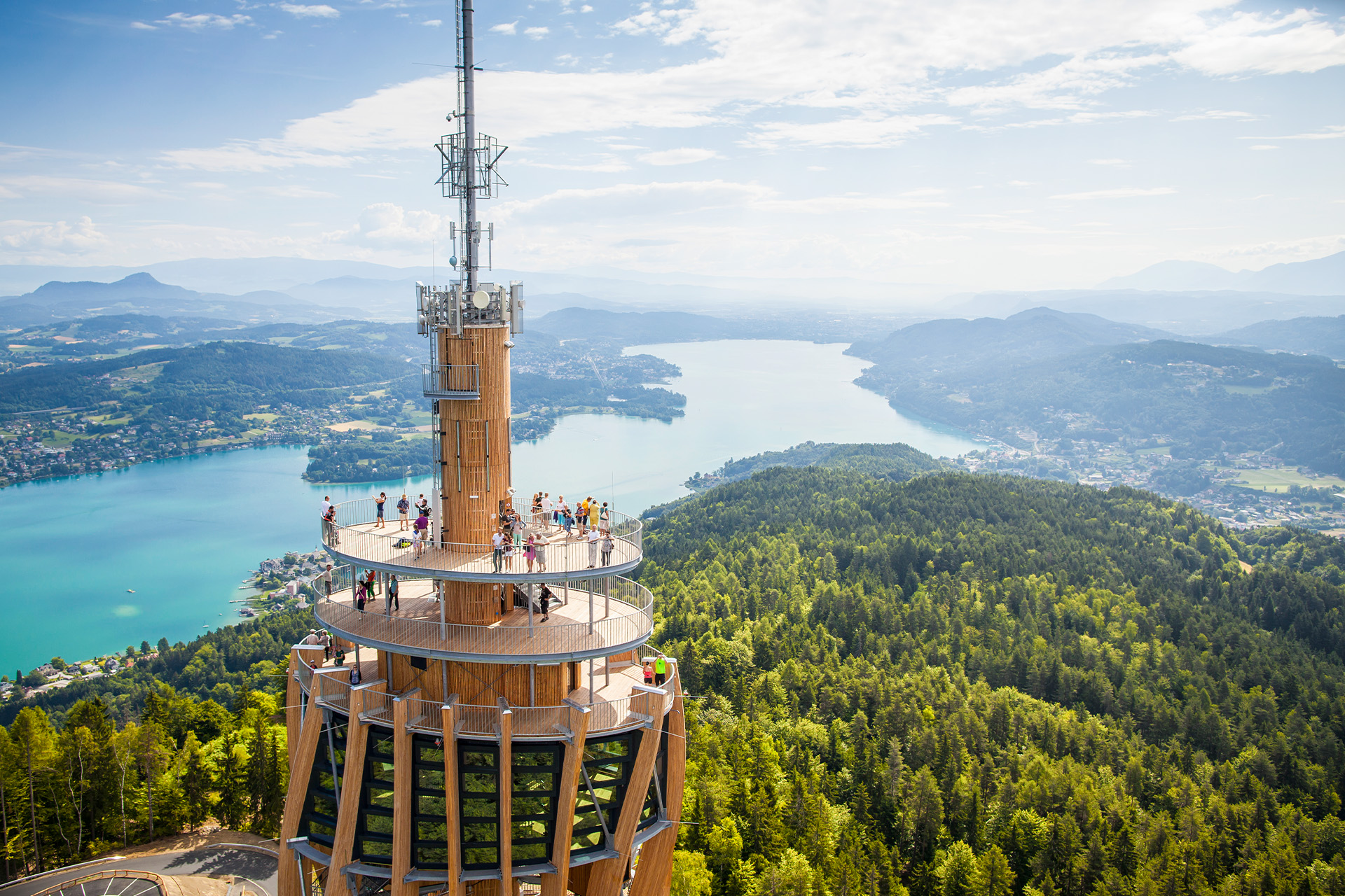 Pyramidenkogel mit See im Hintergrund