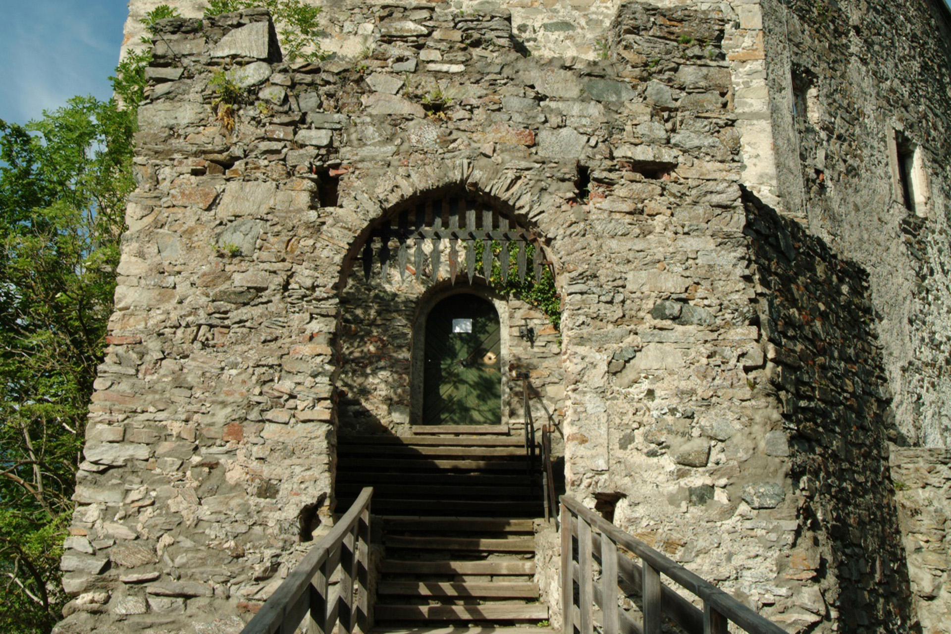 Burg Sommeregg mit Treppen