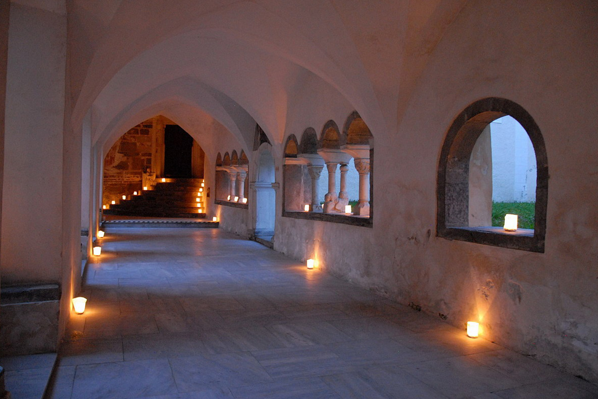 Kreuzgang von Stift Millstatt im Kerzenlicht