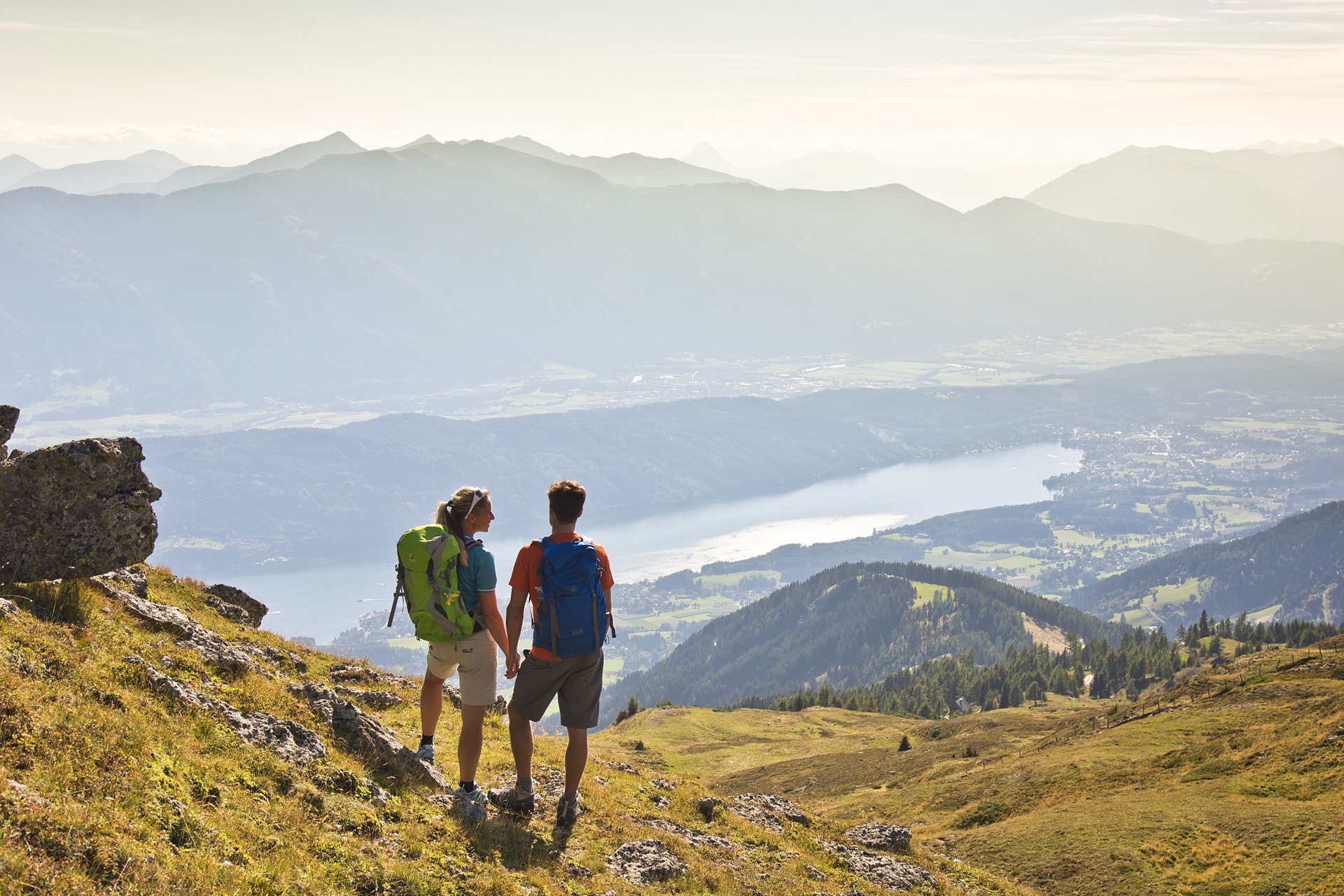 Wanderpaar auf der Bergwiese