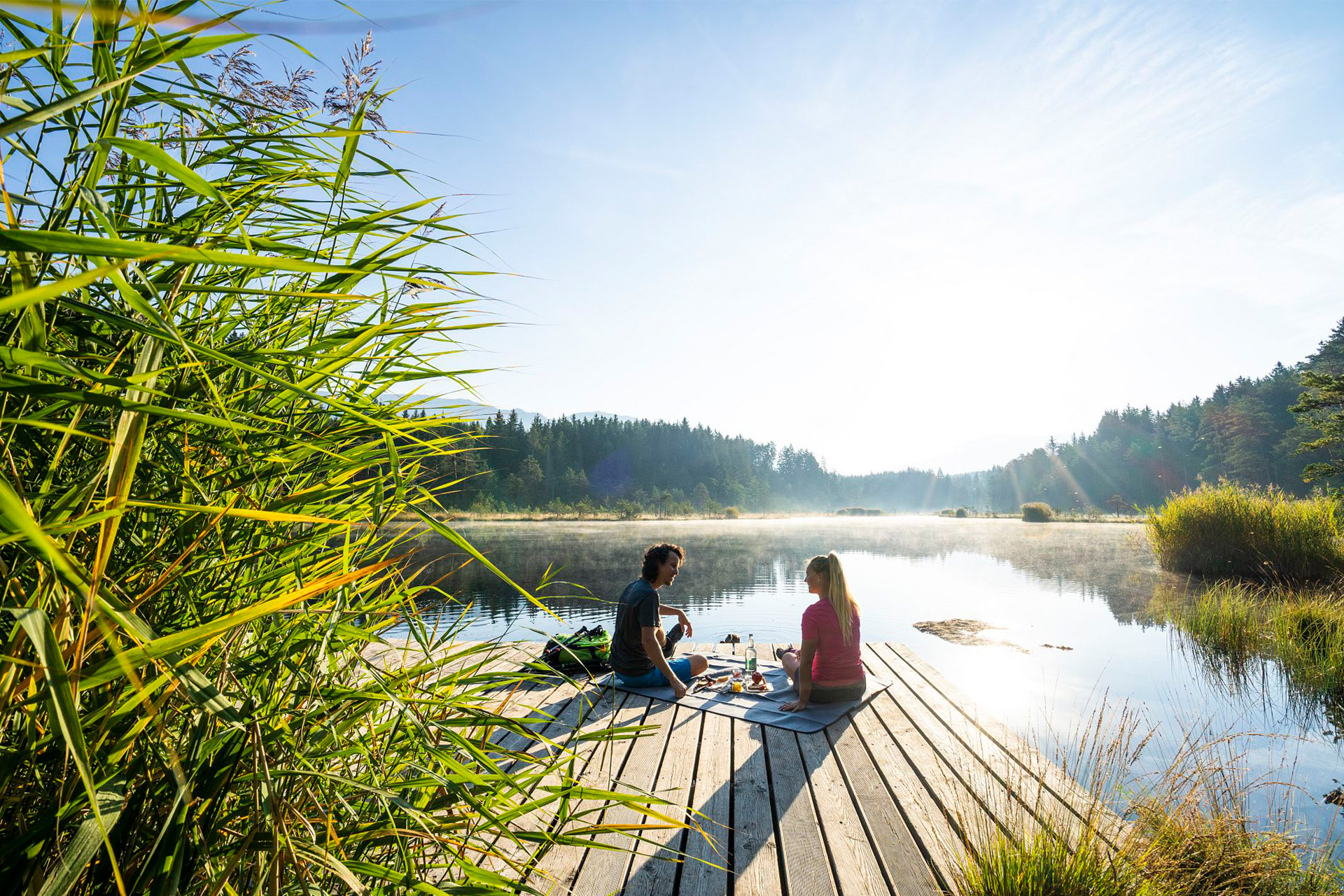 Paar beim Picknick auf dem Holzsteg