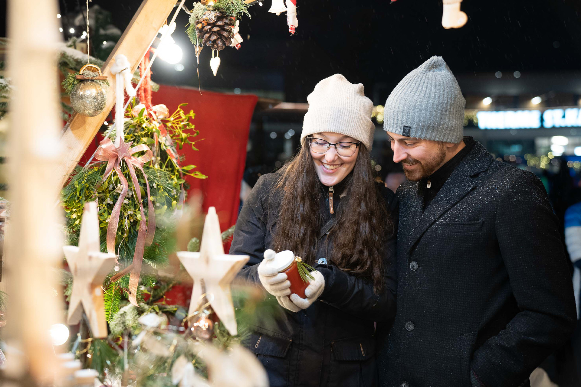 Frau und Mann mit Adventartikel