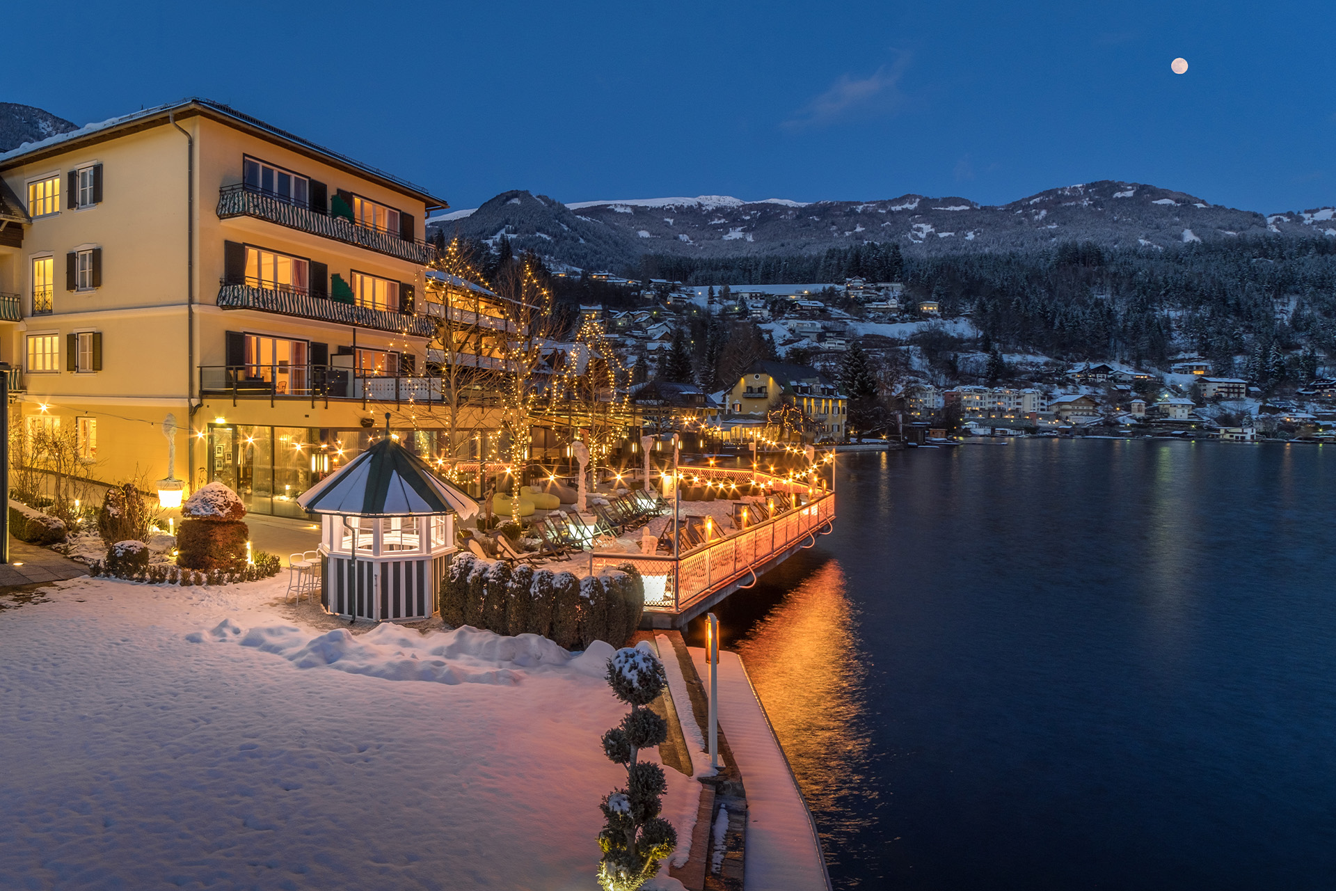 Außenansicht vom beleuchteten Hotel