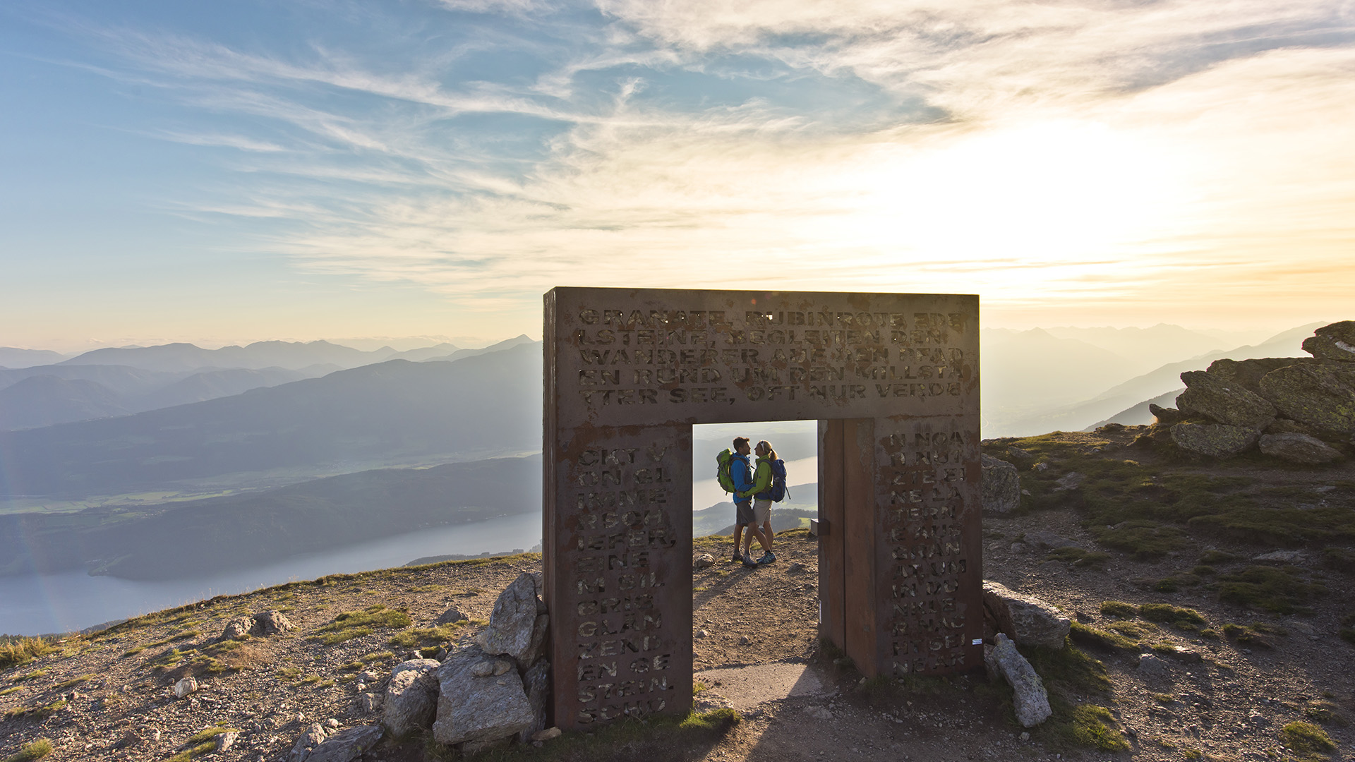 Paar steht hinter dem Granattor