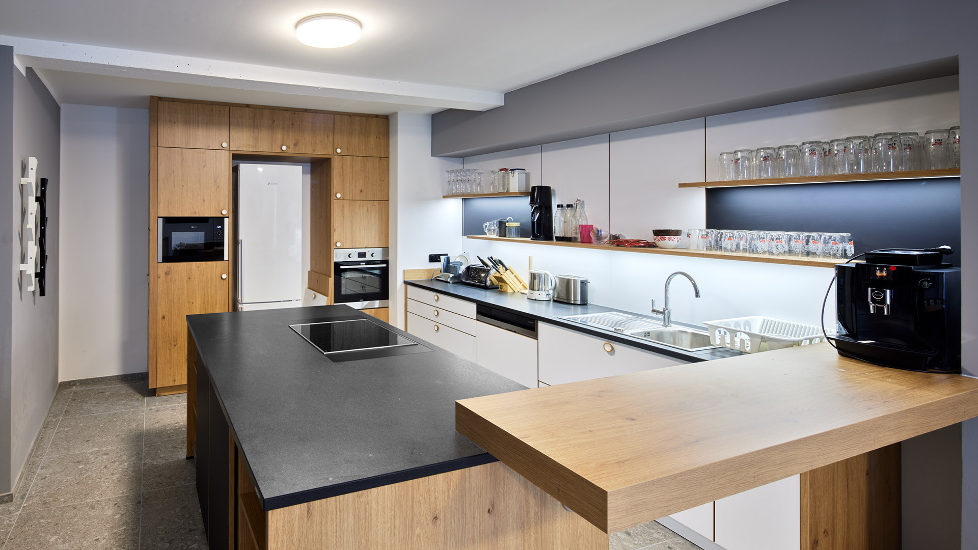 Eingerichtete Küche des Mitarbeiterhauses