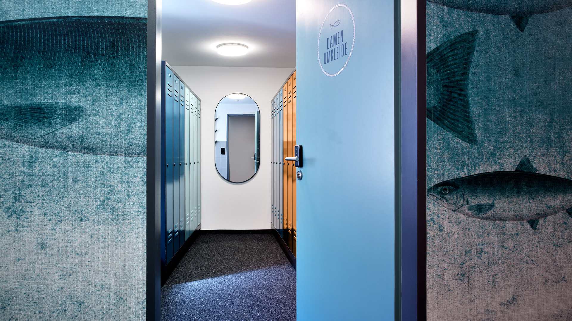 Blick hinter die blaue Tür