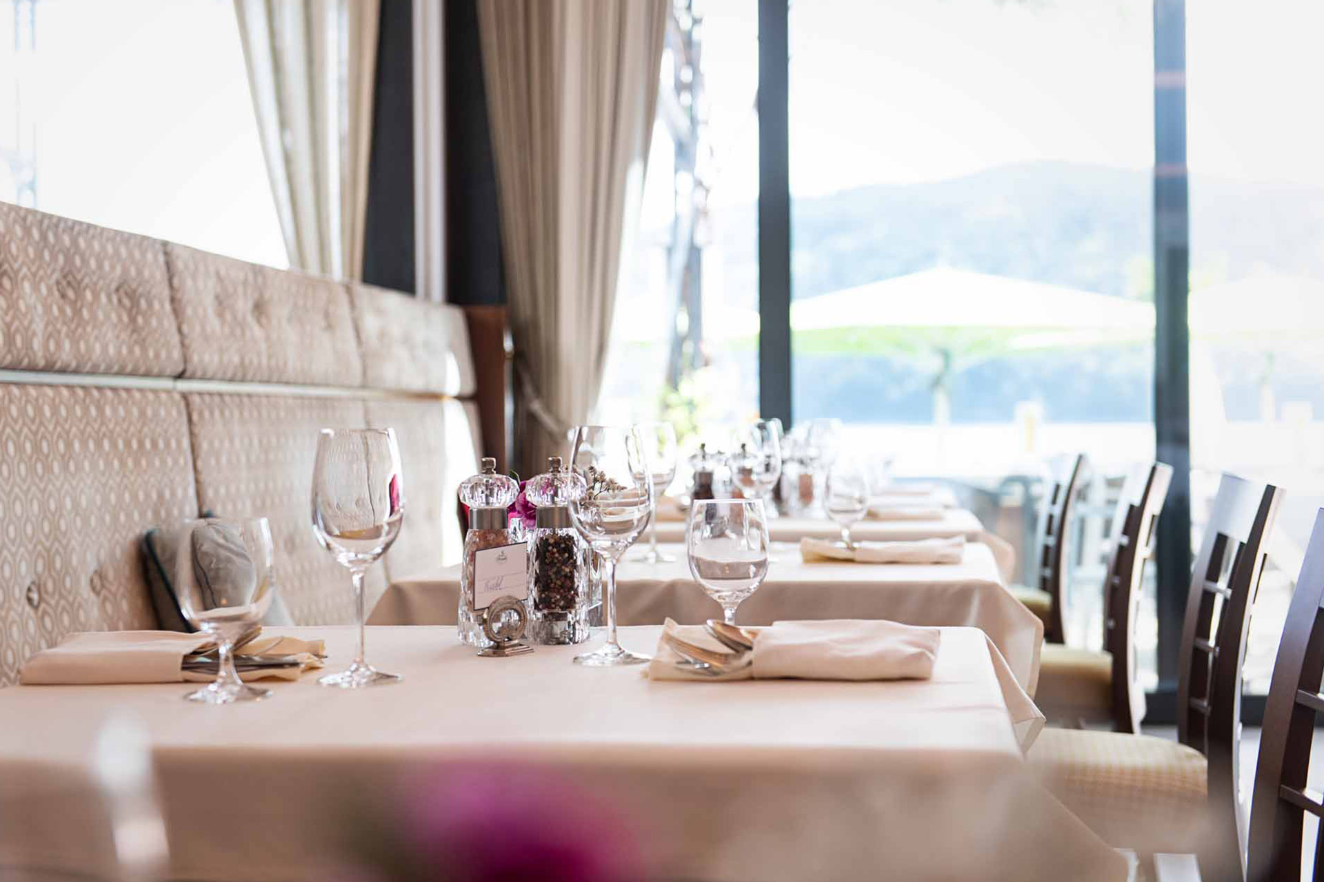 Nahaufnahme von gedecktem Tisch