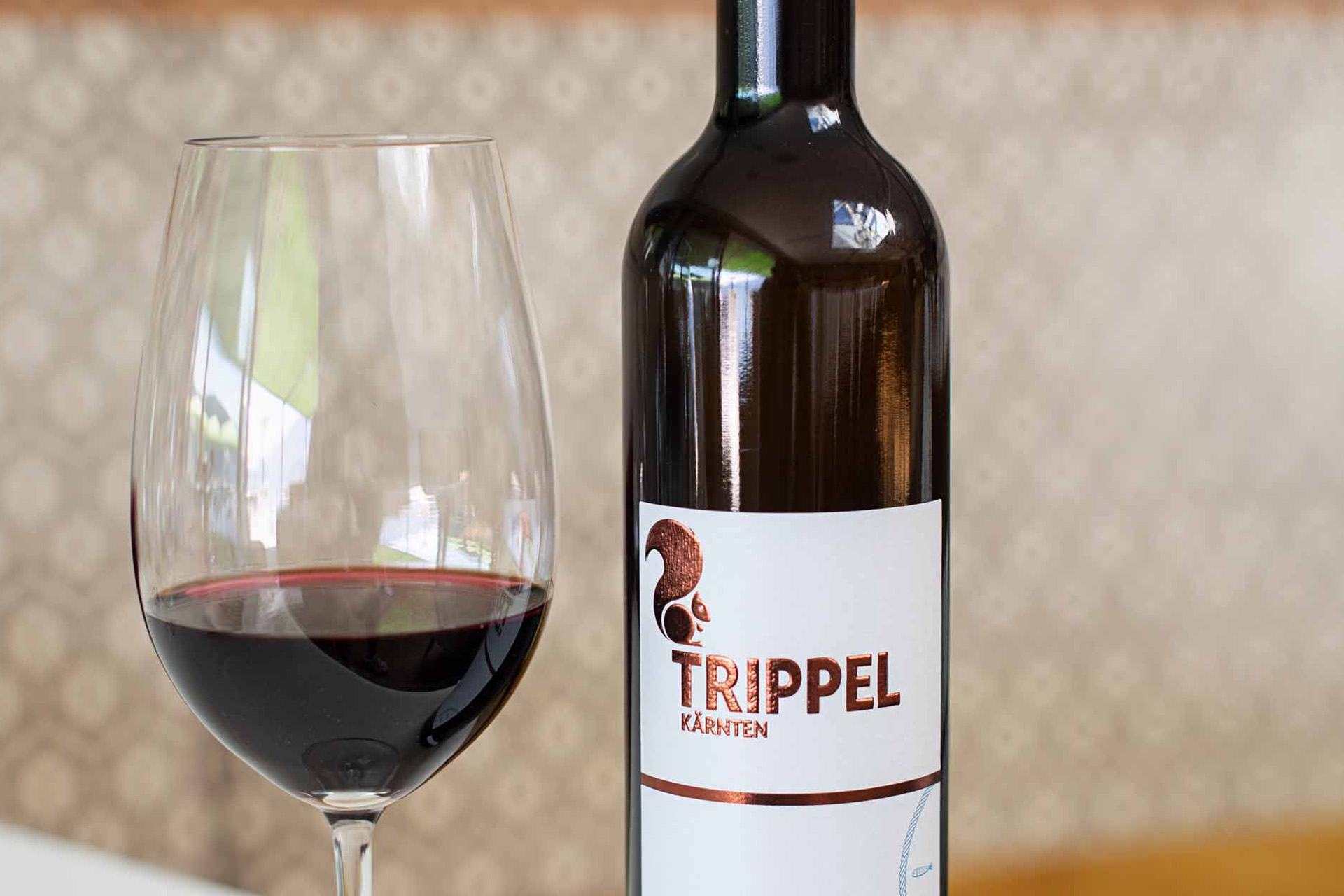 Gefülltes Weinglas und Weinflasche
