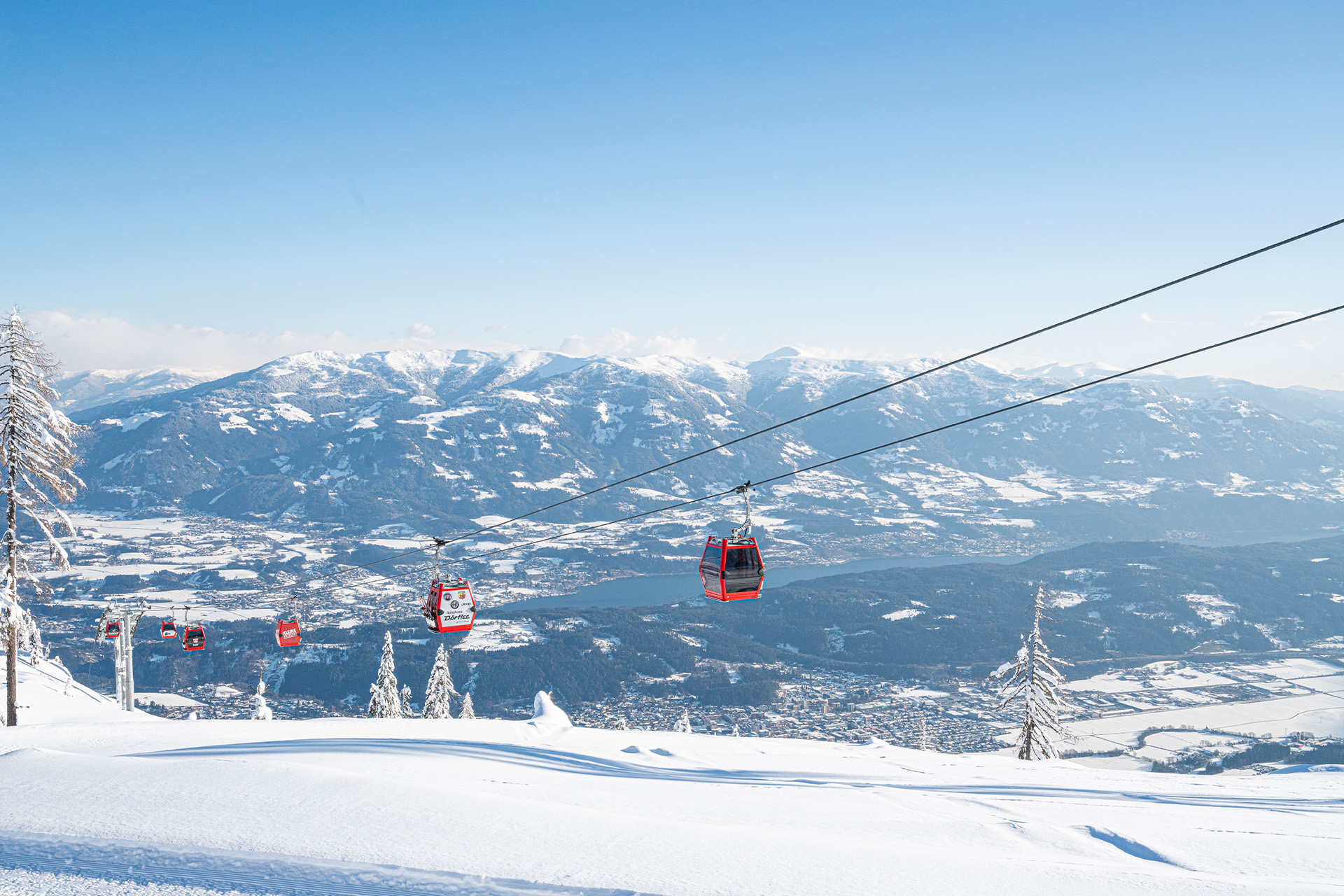 Rote Gondeln über schneebedeckter Landschaft