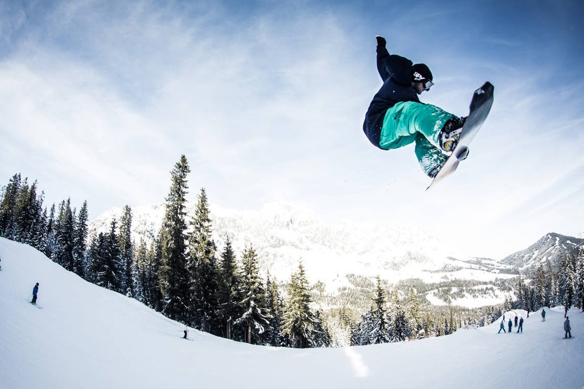 Snowboarder bei Luftsprung