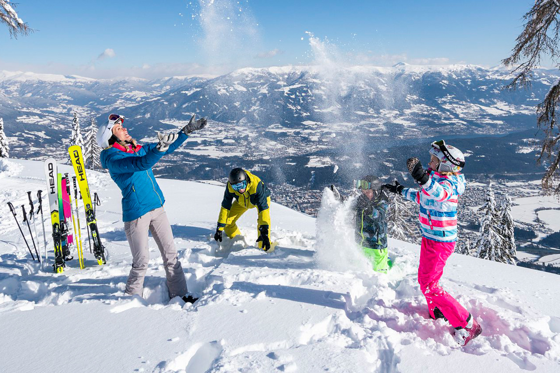 Menschen beim Spiel im Schnee