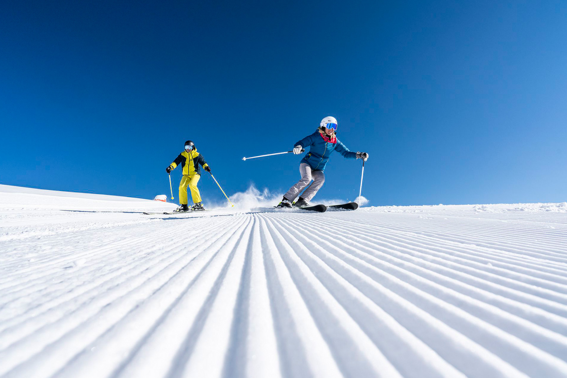 Präparierte Piste mit zwei Skifahrern