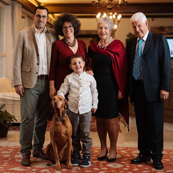 Familienbild von Eltern, Großeltern, Sohn und Hund