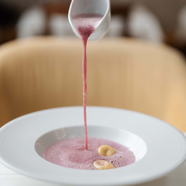 Suppe wird in Teller geleert