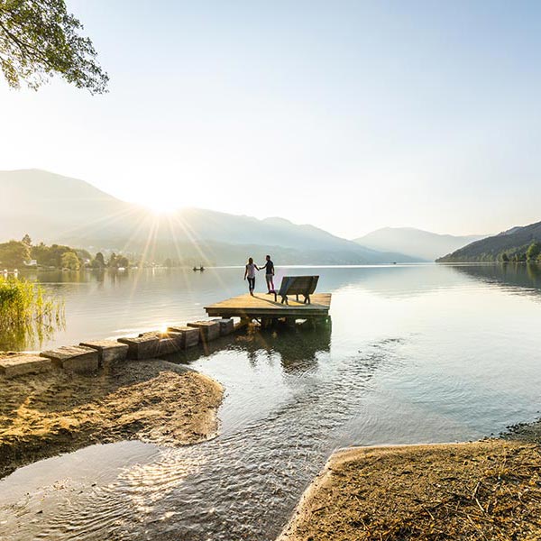 Steg in einem See mit 2 Personen am Steg