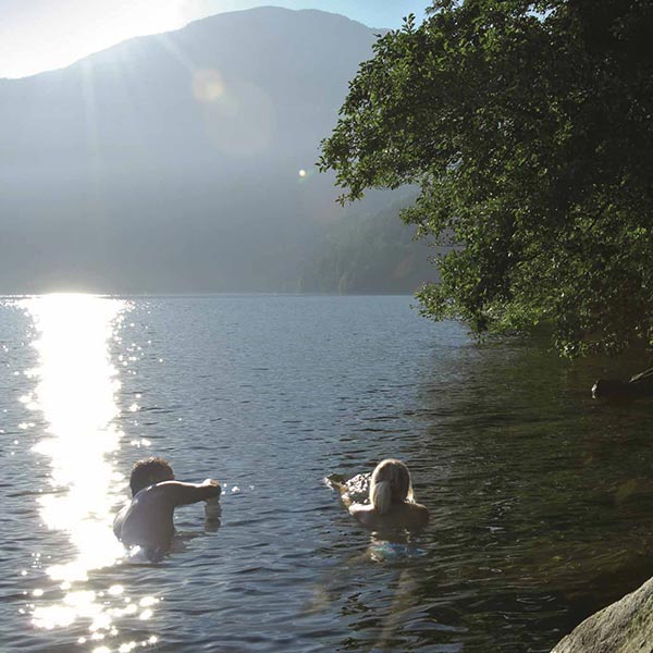 Zwei Personen beim Schwimmen im See