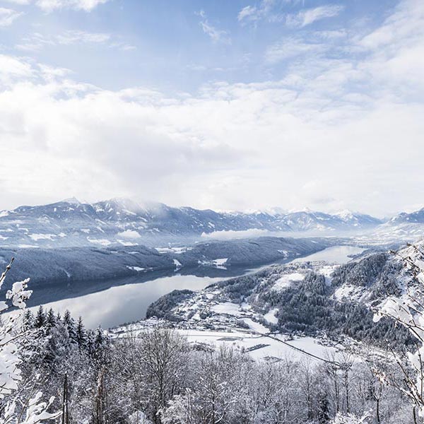 Panoramafoto vom Millstätter See im Winter