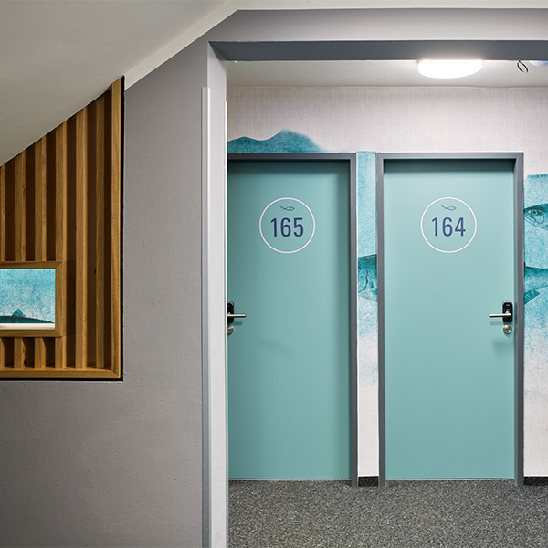 Steg in einem See mit 2 Personen am Steg