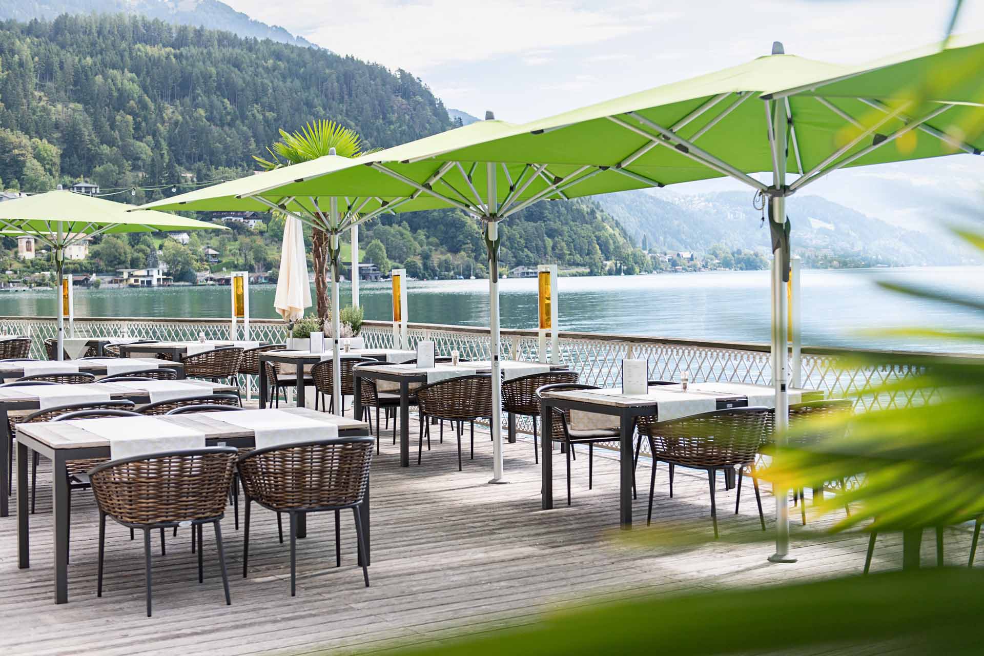 Gedeckte Tische auf Terrasse