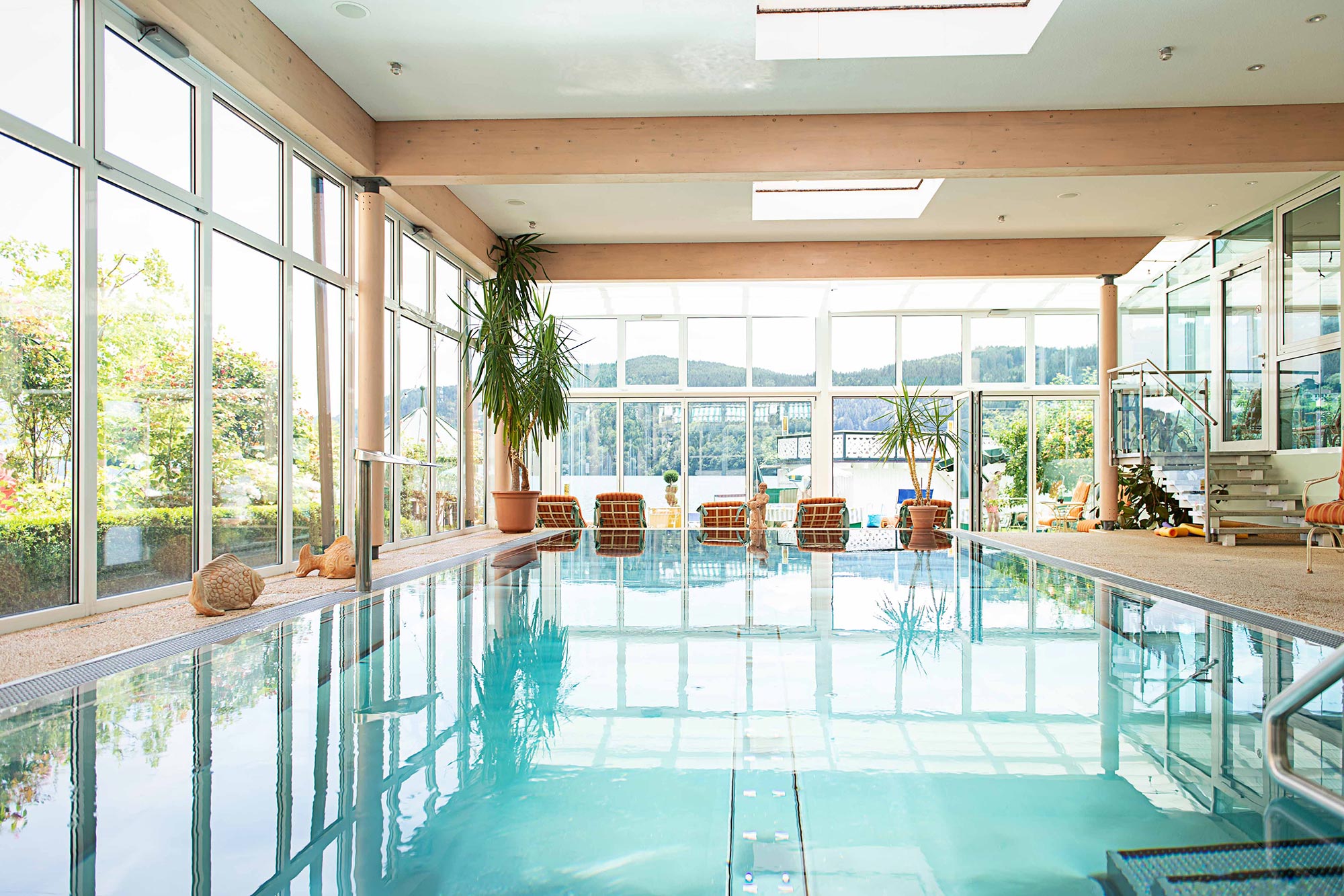 Wellnessbereich mit viel Glas