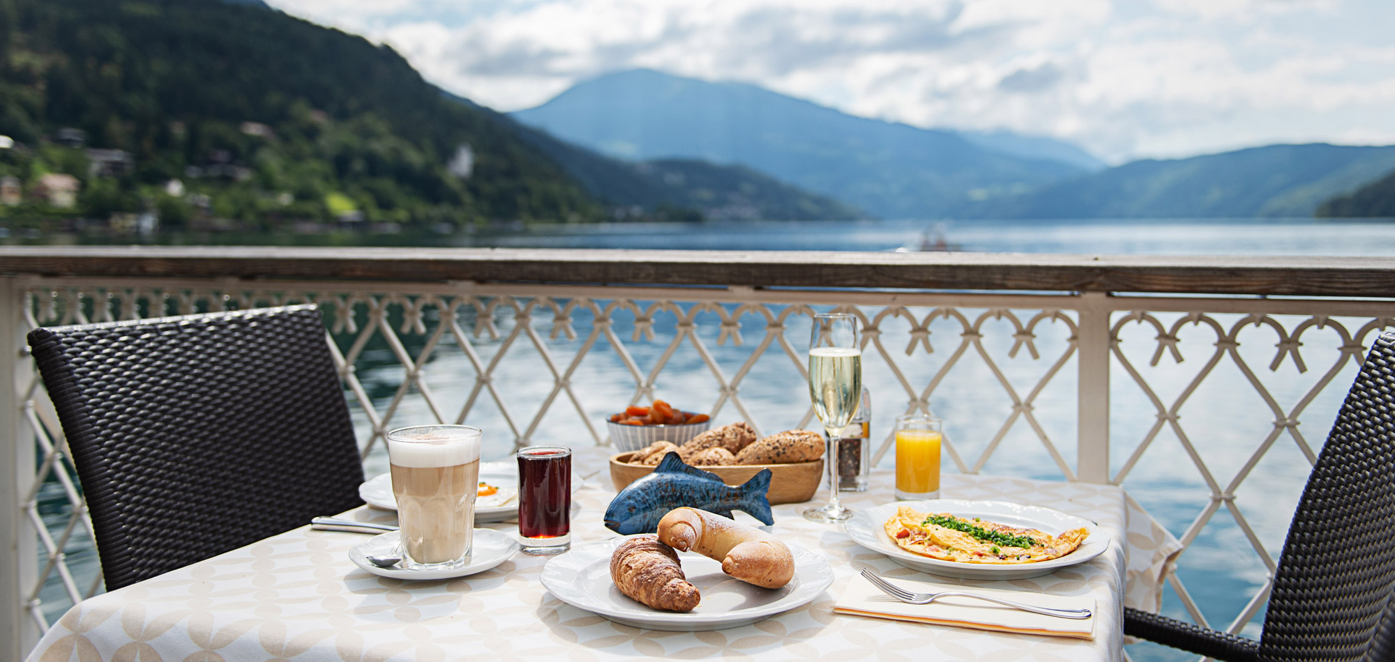 Silence, the lake and moments of pleasure Luxury moment in the morning